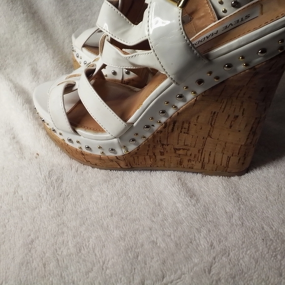 STEVE MADDEN White with Gold Studded Cork Heel Wedges Size 8 - Picture 5 of 8